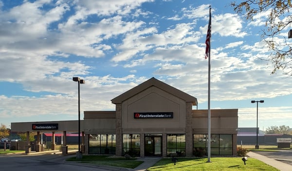 Exterior image of First Interstate Bank in Lincoln, NE.