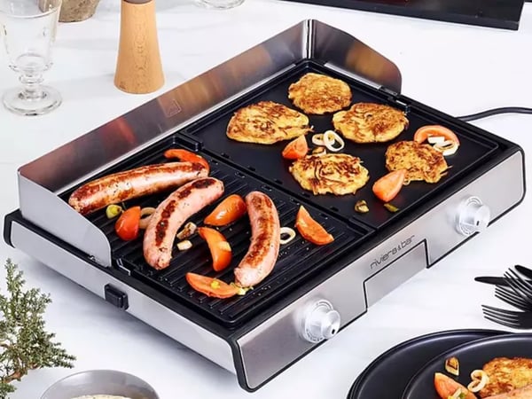 Plancha électrique RIVIERA ET BAR QPL530 du magasin Boulanger Levallois lors d'un repas d'été