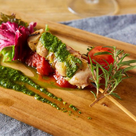 鶏モモ串・バジルトマトソース