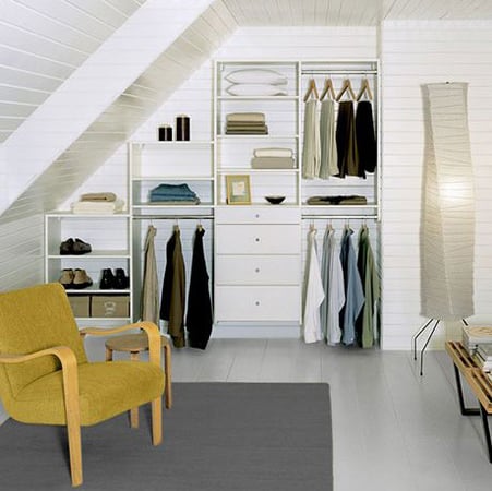 Repiensa tus pequeños rincones, áreas bajo las escaleras y nichos Diseños organizativos hechos a medida ayudan a crear almacenamiento óptimo para espacios pequeños, rincones y esquinas creados por California Closets.