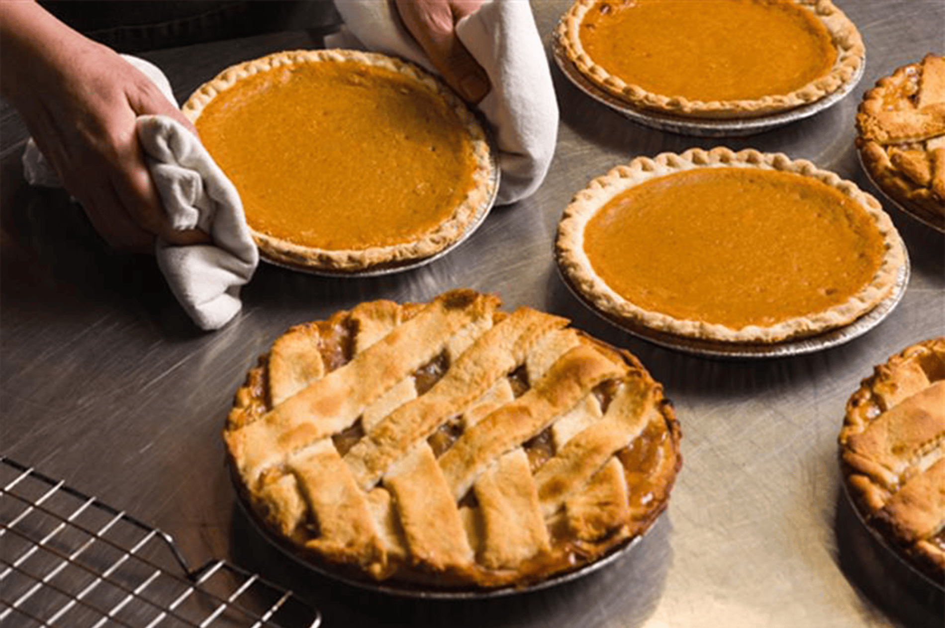 thanksgiving pumpkin and apple pies