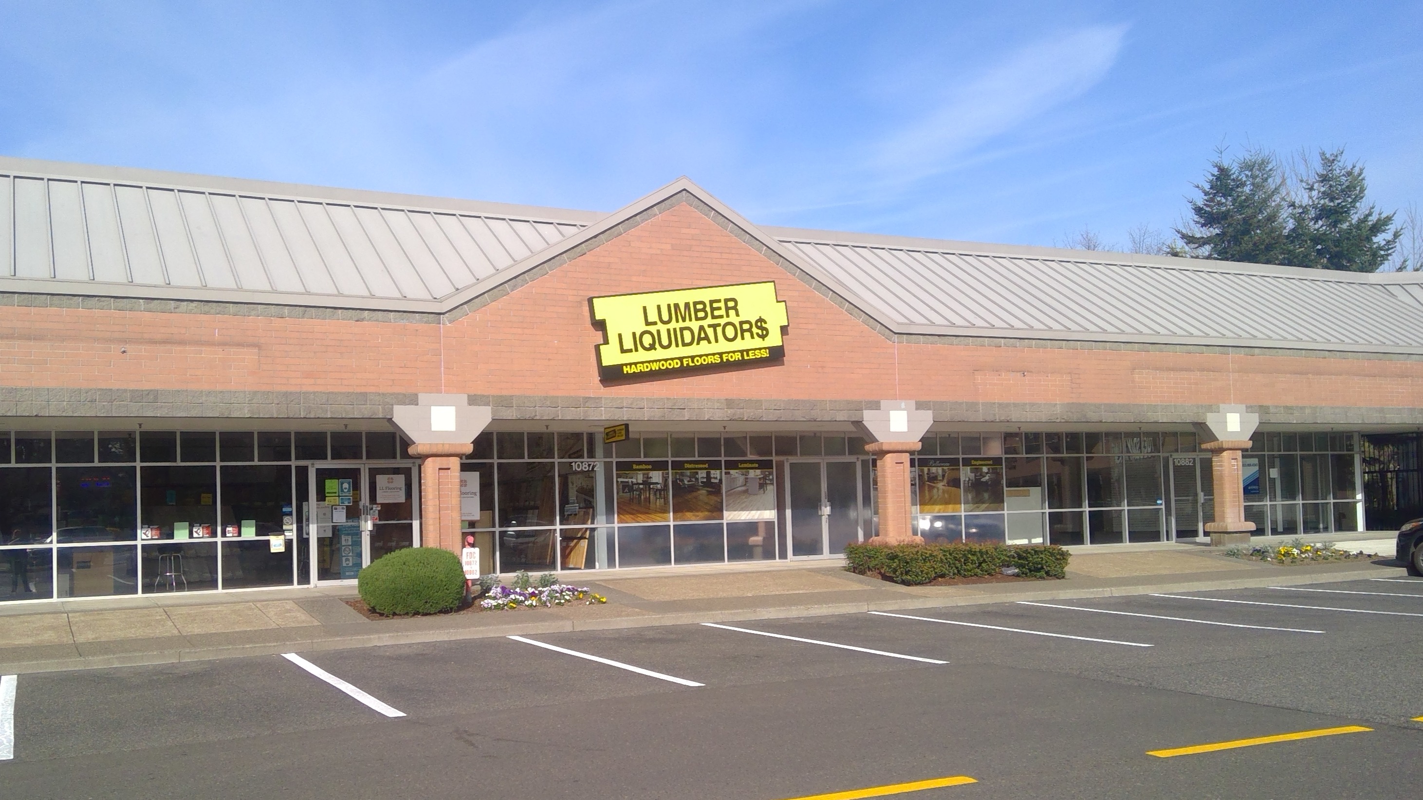 LL Flooring #1373 Milwaukie | 10872 SE Oak Street | Storefront