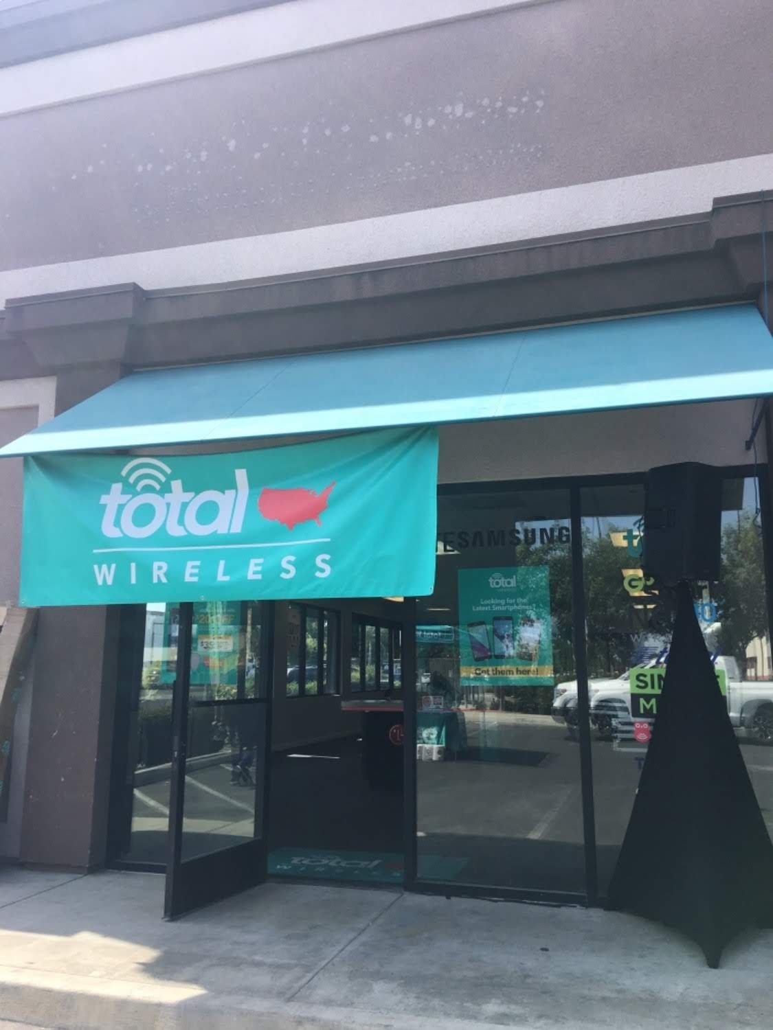 Total Wireless Store front image in Visalia, CA