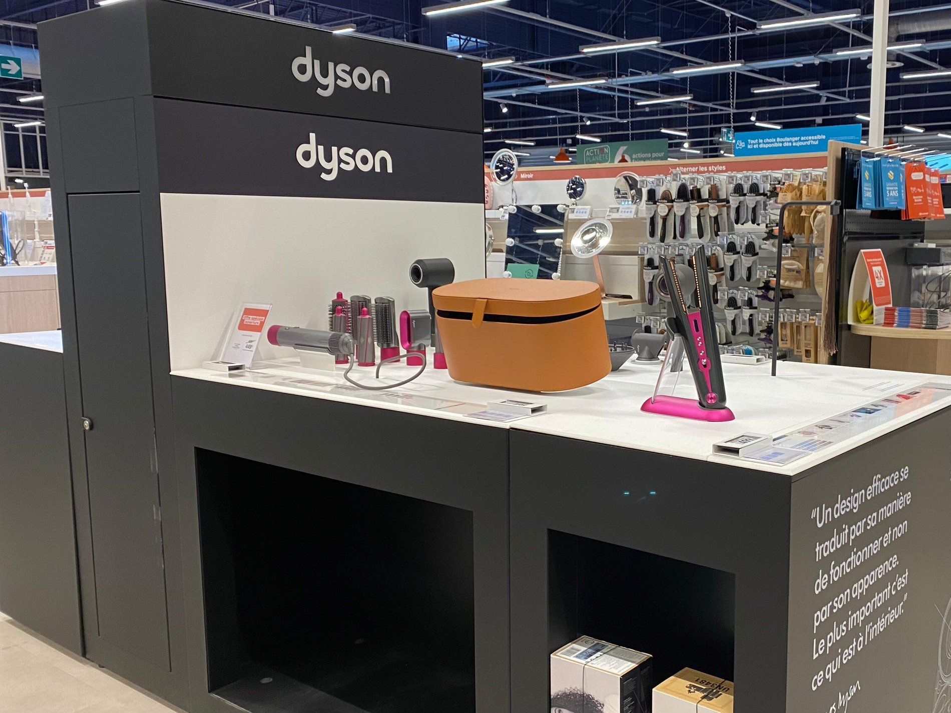 Table Dyson chez Boulanger Englos. Nous proposons : Airwrap, la gamme de lisseur Corrale, boucleur...