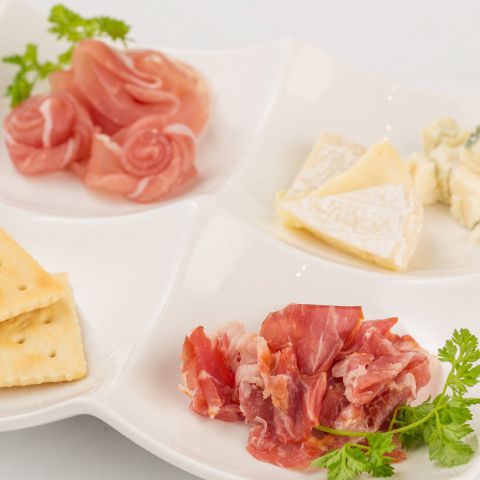 生ハムとチーズの盛り合わせ