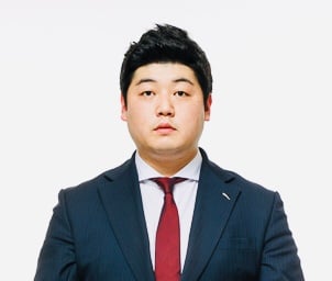 이현's headshot