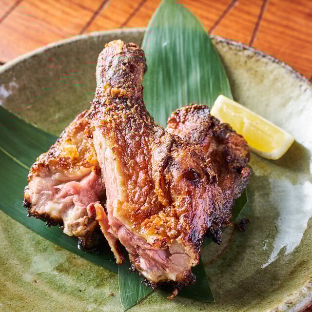 骨付き鴨もも肉の山賊焼き 大蒜醤油