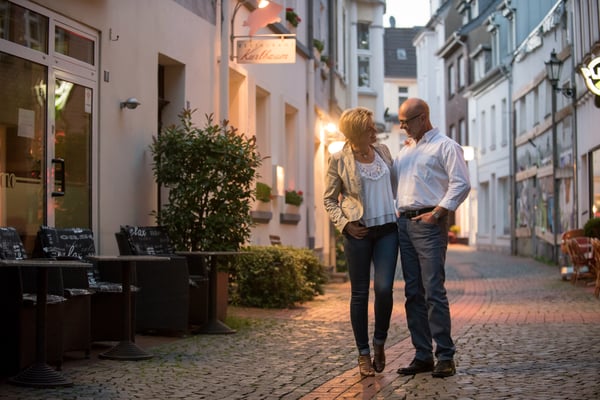 Kunde testet das Hörgerät in seinem Alltag