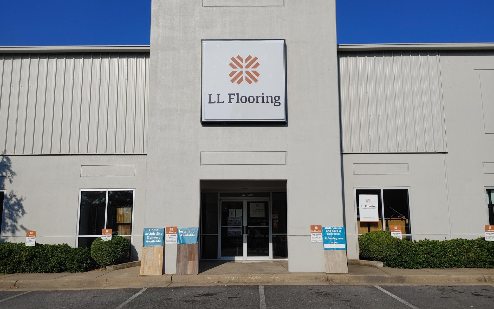 LL Flooring #1102 Little Rock | 6 Freeway Drive | Storefront