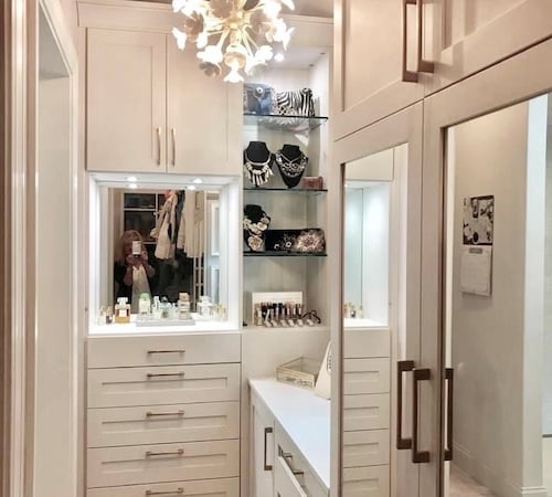 Glam Walk-in Closet White Walk-In Closet
