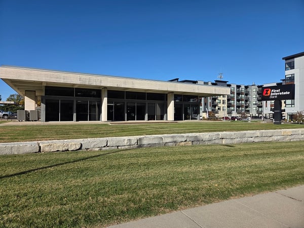 Exterior image of First Interstate Bank in Lincoln, NE.