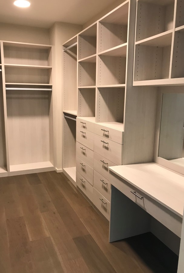 Classic Walk-In Closet with Vanity Light finish, floor-mounted walk-in closet with built-in vanity and mirror