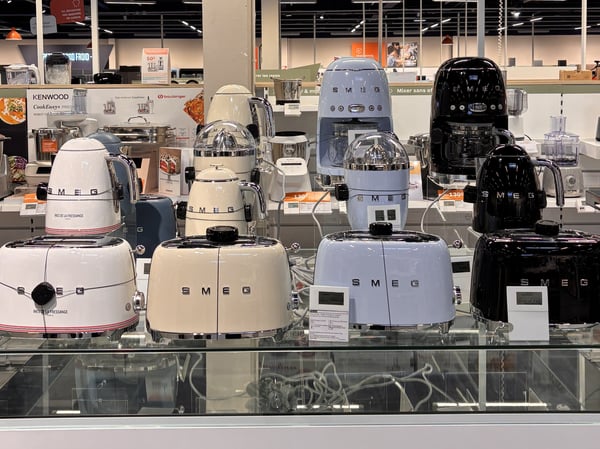 🏡Univers SMEG – Boulanger Orléans Saran
Plongez dans l’univers du design italien avec SMEG chez Boulanger Orléans Saran ! Découvrez une marque emblématique qui allie élégance, style rétro et modernité pour apporter une touche unique à votre intérieur.
😍 Venez découvrir notre table SMEG en magasin et laissez-vous séduire par son design iconique et son esthétique soignée.
🛍️ Que vous soyez amateur de décoration ou passionné de design, profitez de nos conseils pour découvrir l’univers SMEG et trouver l’inspiration.
📍 À retrouver dans le rayon petit électroménager de votre magasin Boulanger Orléans Saran.