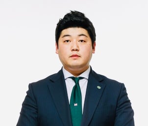 이현's headshot