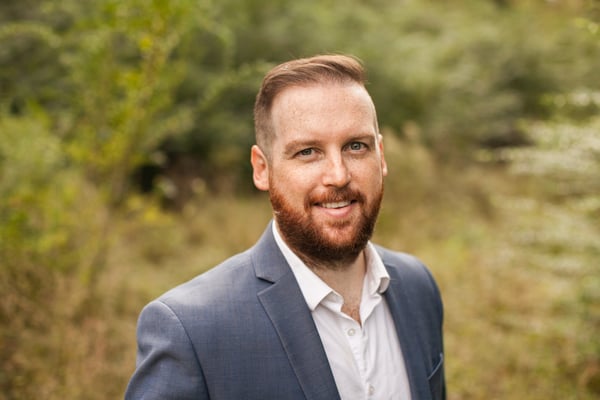 A headshot of Goosehead agent Justin Younger