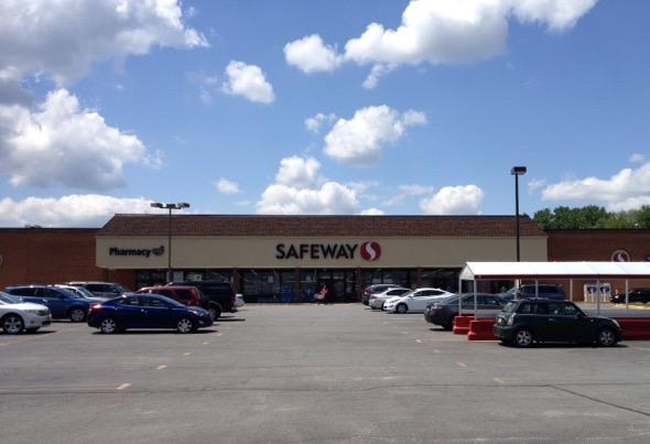 Safeway Store Front Picture at 437 S King St in Leesburg VA