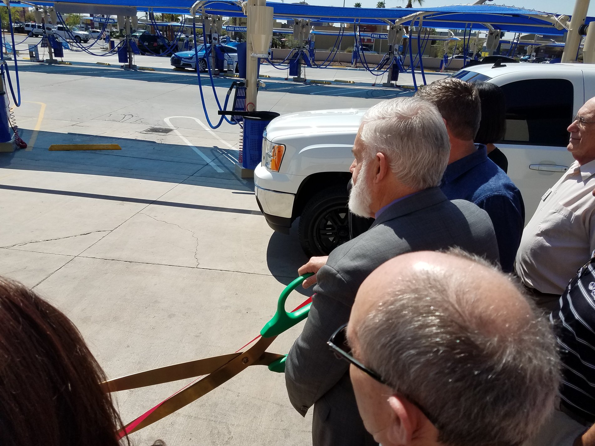 Glendale Mayor Weiers cutting the ribbon at Cobblestone Auto Spa