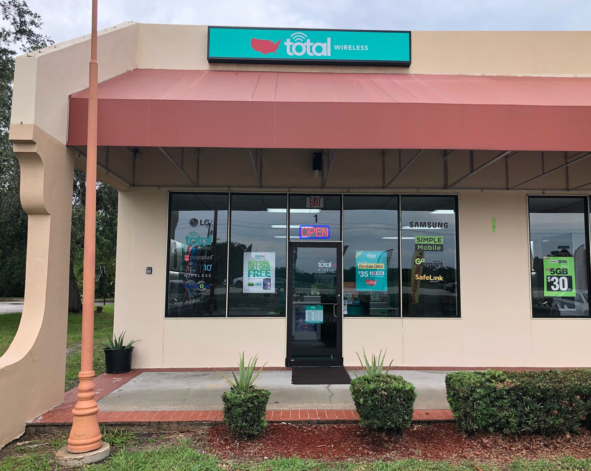 Total Wireless Store front image in Palm Bay, FL