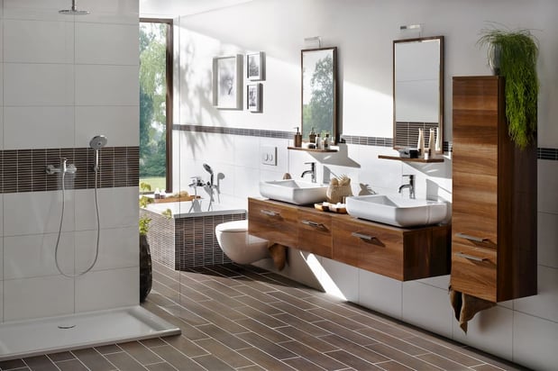Badezimmer mit weiß-braunen Fliesen