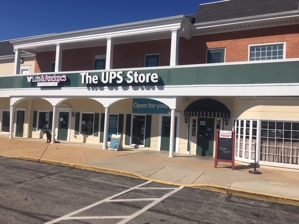 Facade of The UPS Store Town &amp;amp; Country