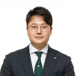 조성현's headshot