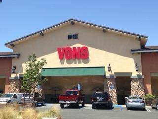 Vons Store Front Picture - 3233 Foothill Blvd in La Crescenta CA