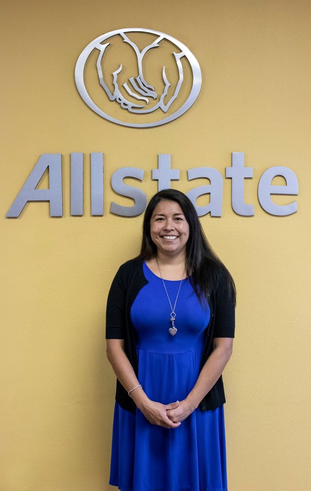 Erika Avina, Senior Customer Service Manager. Se habla español