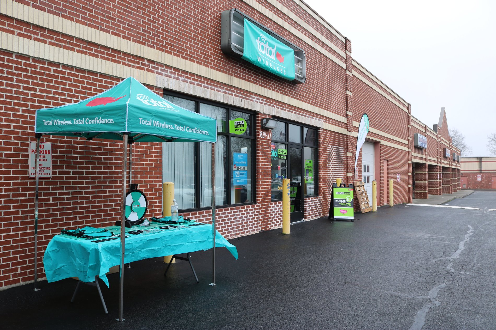Total Wireless Store front image in Greensboro, NC