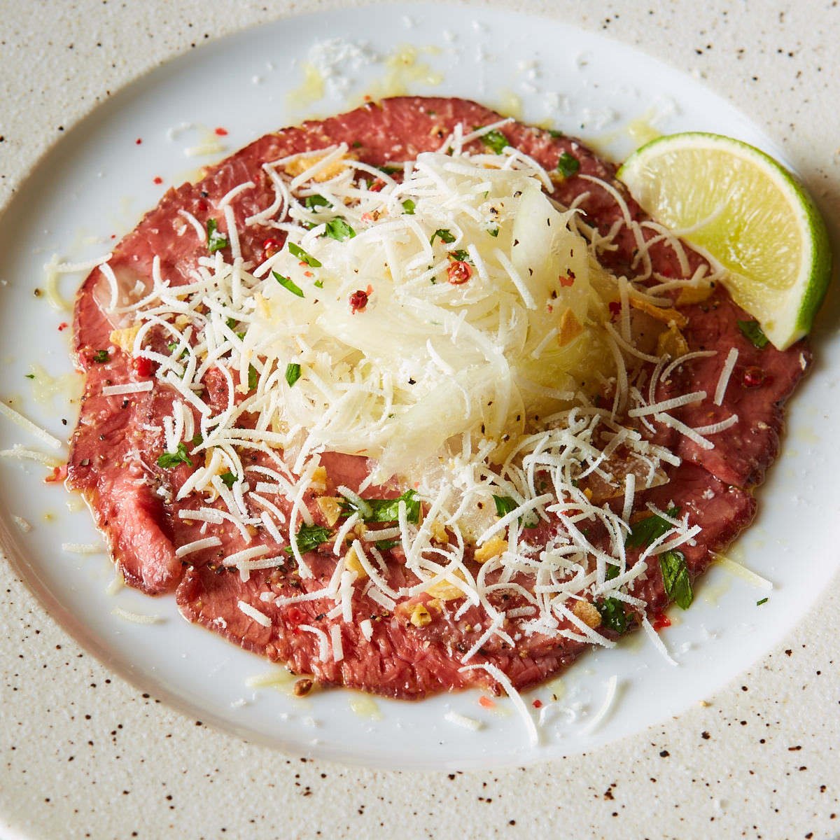 牛肉とペコリーノチーズのカルパッチョ