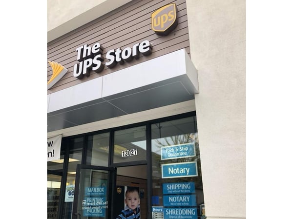 Fachada de The UPS Store North Hollywood