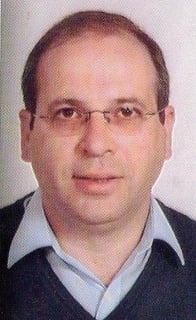 TRANQUILIDADE: Agente António Lopes Santos Carrega Foto de Agente