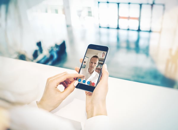 Bild mit einem Smartphone, das die MediApp in Aktion zeigt