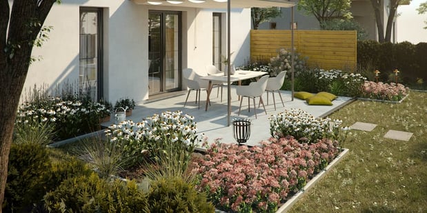 Terrasse mit Garten und Blumen drumherum