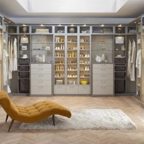 Transformación de drabby más cercano a fashion showroom Armarios a medida con una alfombra blanca y un sillón de color canela brillante | Armarios de California