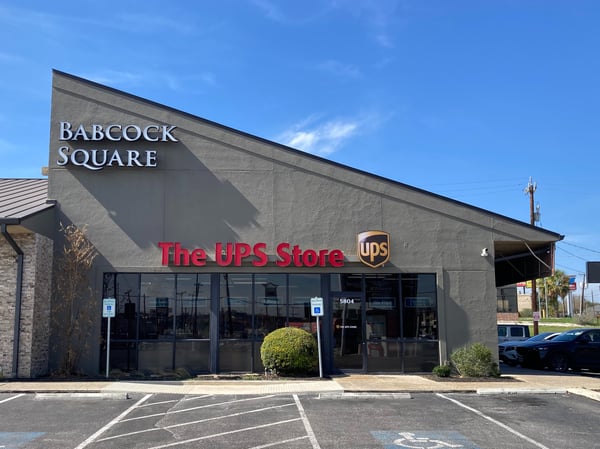 Fachada de The UPS Store Babcock Square