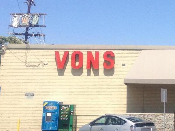 Vons Store Front Picture at 6571 W 80th St in Los Angeles CA