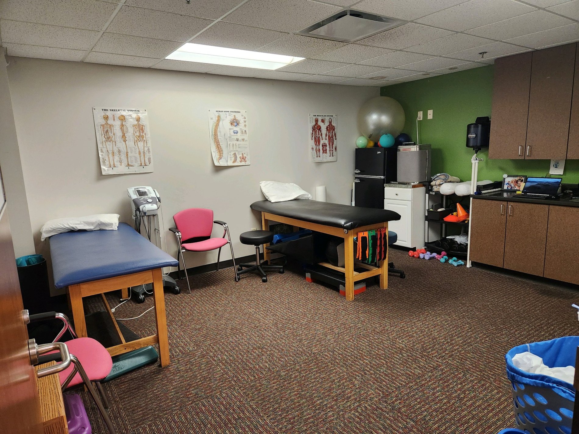 NY-Webster-Chiyoda-MVPT clinic room with PT Tables.