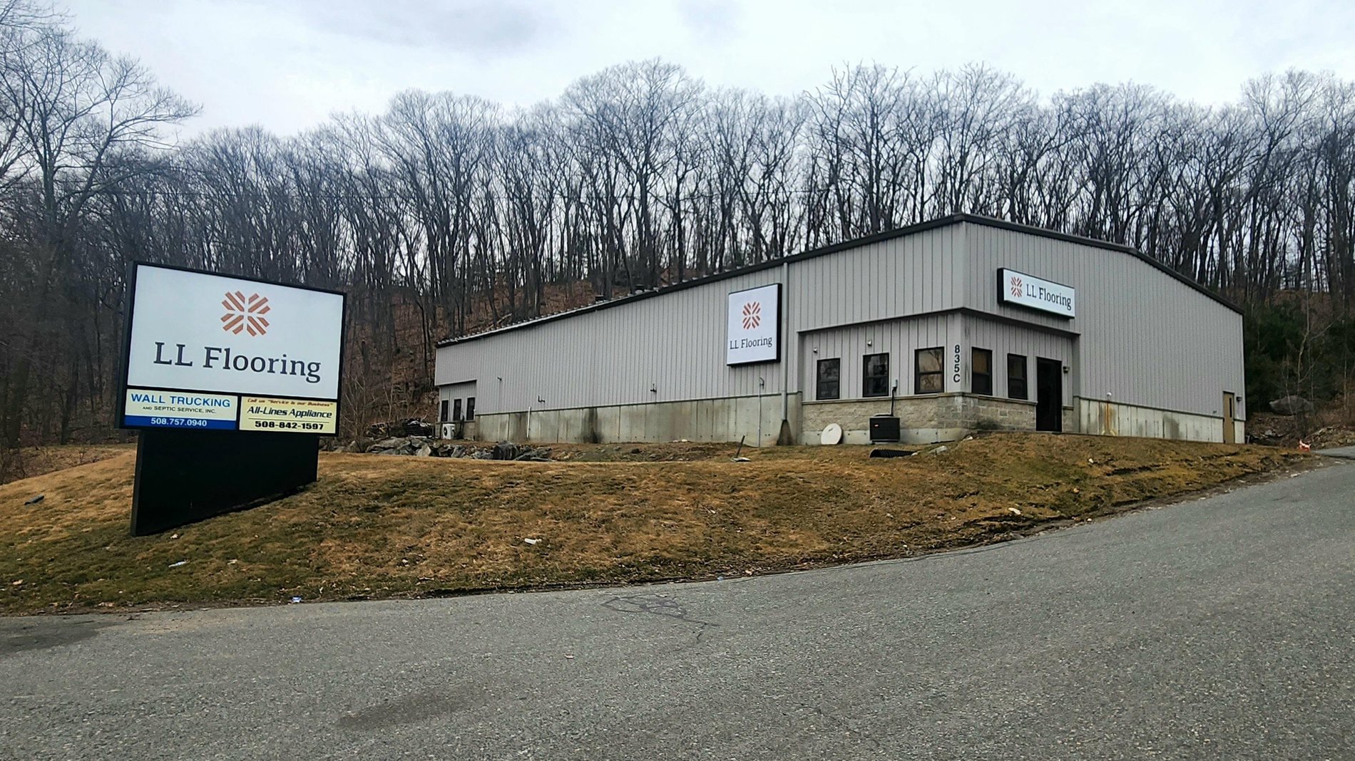 LL Flooring #1090 Shrewsbury | 835C Hartford Turnpike | Storefront