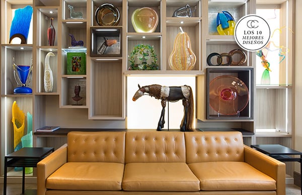 Almacenamiento de última generación para una pareja de Colorado Armarios de color marrón claro a medida con un sofá de cuero marrón claro centrado | Armarios de California