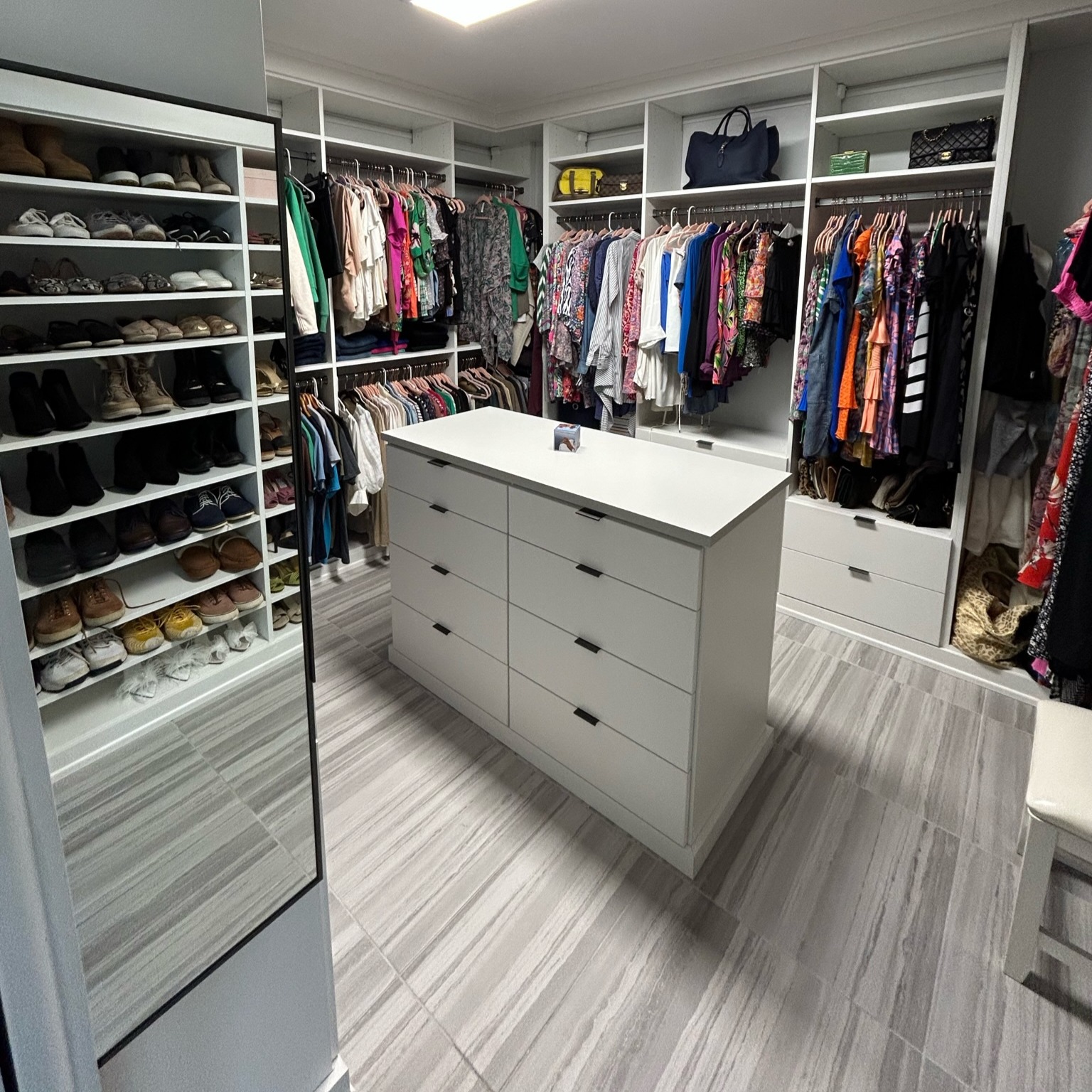 Luxurious Walk-In Closet in Dove with Island & Pull-Out Mirror WALK IN CLOSET in dove WITH ISLAND and a PULL OUT MIRROR