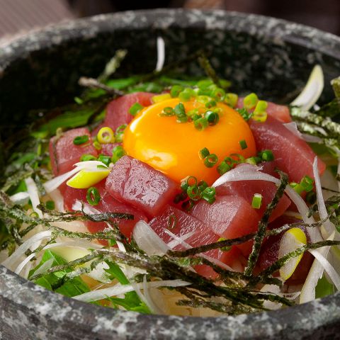 マグロユッケの石焼きビビンバ