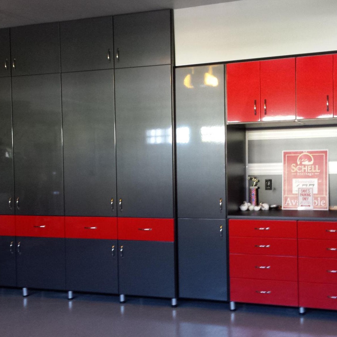 Garage System with High-Gloss Accent Drawer & Door Faces