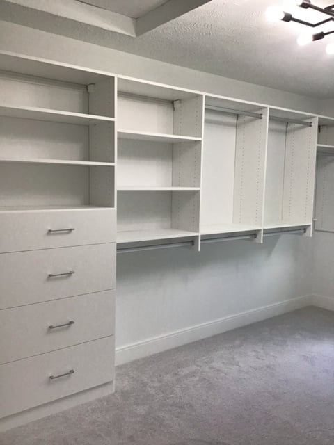 White walk-in with drawers and shelving White walk-in with drawers and shelving
