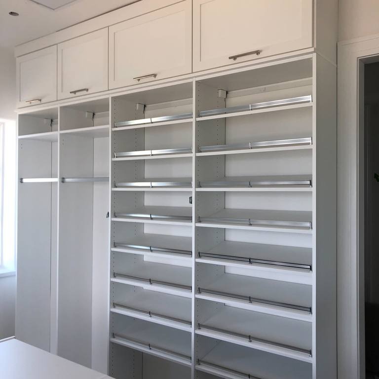 Office space options Richmond - Custom closets - Shoe shelves and racks to hang clothes in a walk-in closet