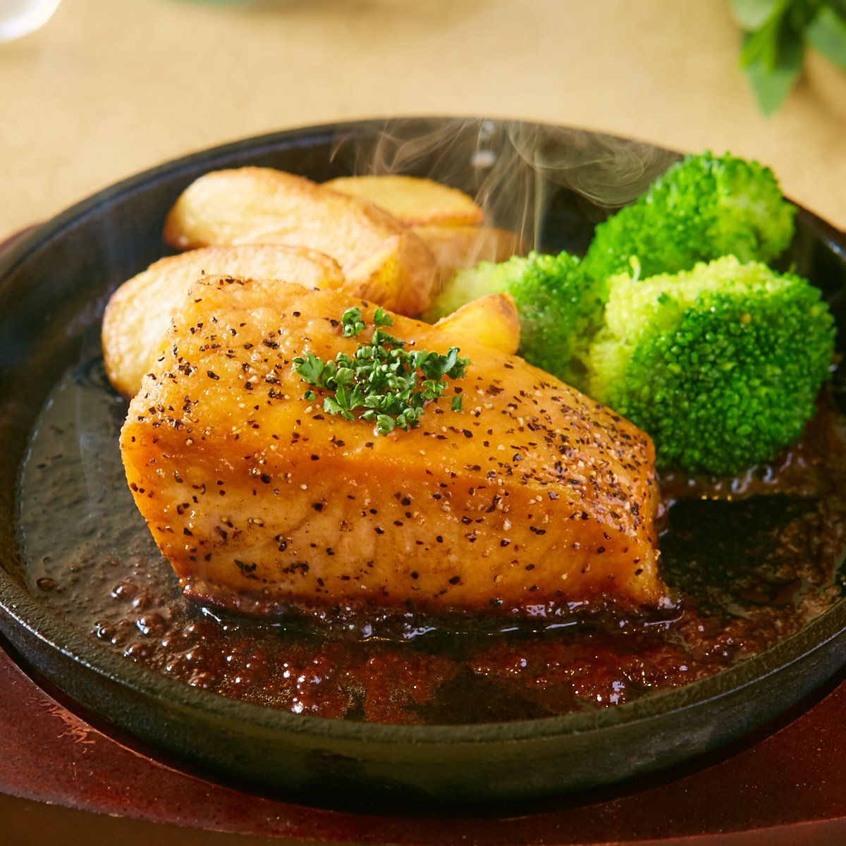 サーモンのステーキ醤油バターソース