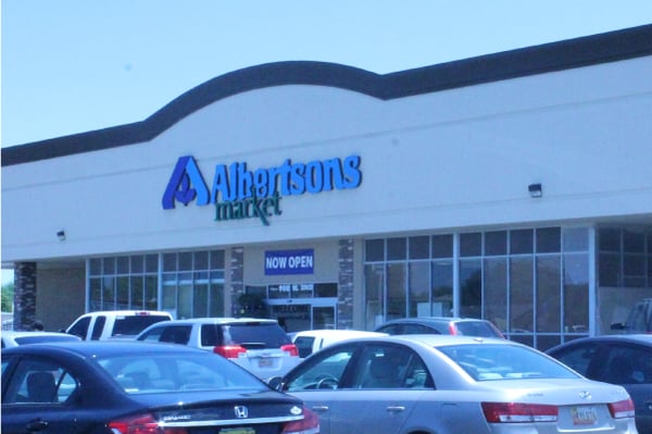 Albertsons Market 900 W 2nd St