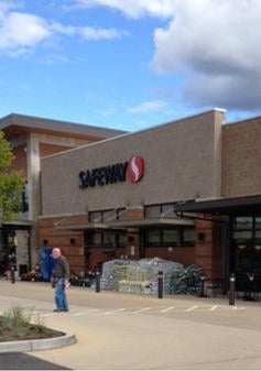 Safeway Store Front Picture at 1451 Highlands Dr in Issaquah WA