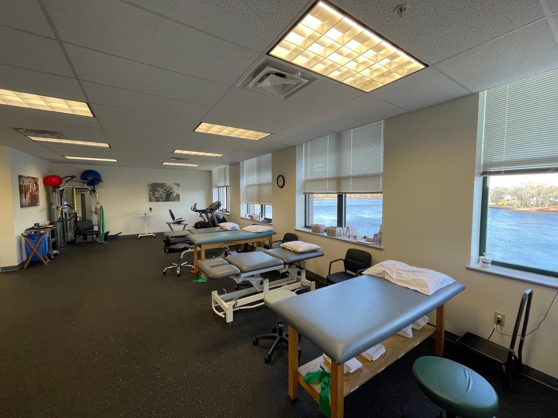 ME-Topsham-MVPT patient care area showing PT Tables and equipment.