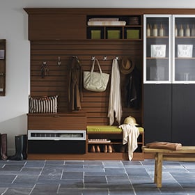 Soluciones de almacenamiento de limpieza de resorte Armarios marrones colgantes a medida con espacio de almacenamiento | Armarios de California