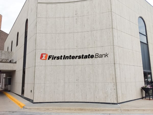 Exterior image of First Interstate Bank in Fort Dodge, IA.